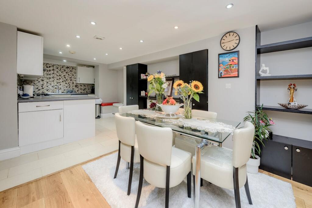 House in London, Lancaster West Estate, Notting Hill - View 5