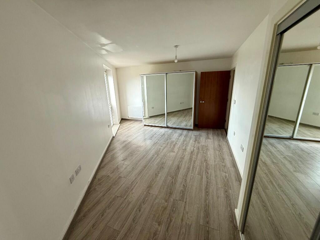 Apartment in Ilford - More
