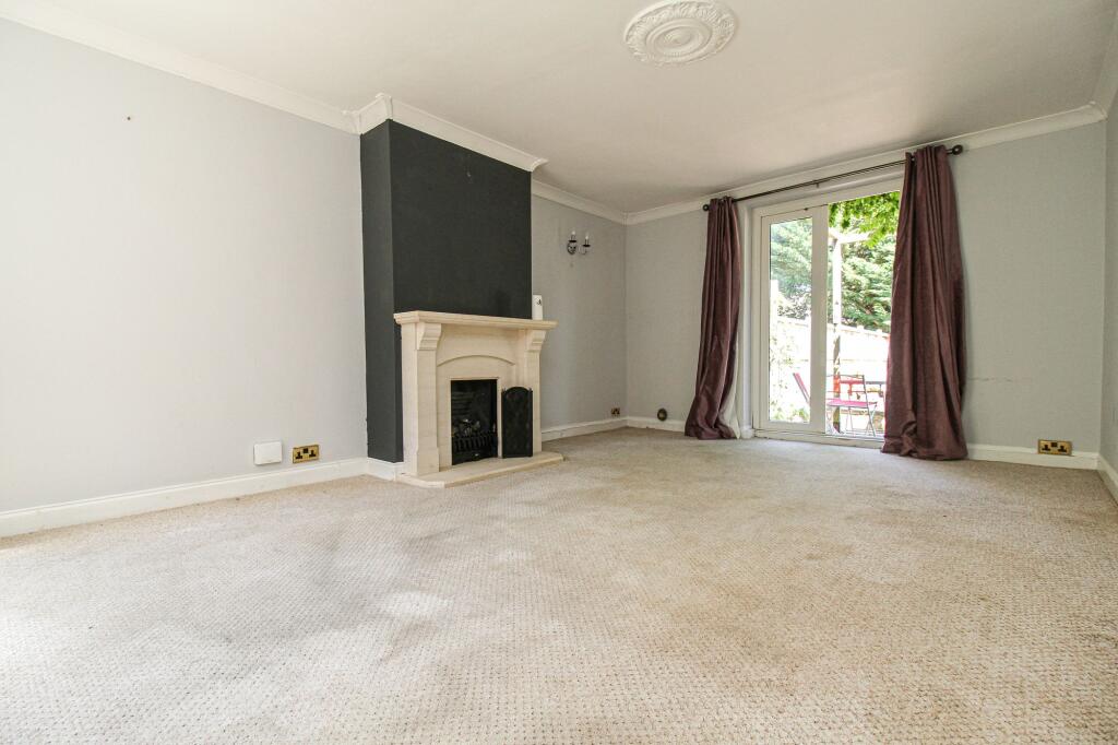 Pyestock Crescent, Farnborough, GU14 photo 4