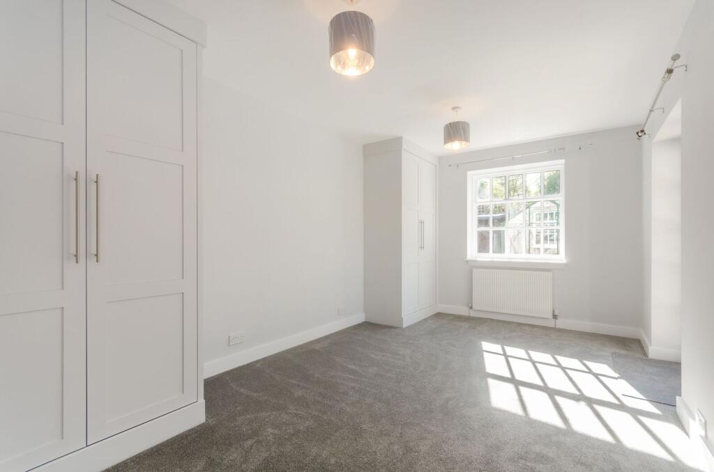 House in London, Royal Borough of Kingston upon Thames - View 4