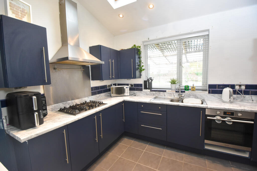 Elm Grove, Urmston, M41 photo 3