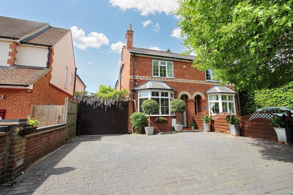 4-bed semi-detached on Holybrook Crescent, Reading, £600,000