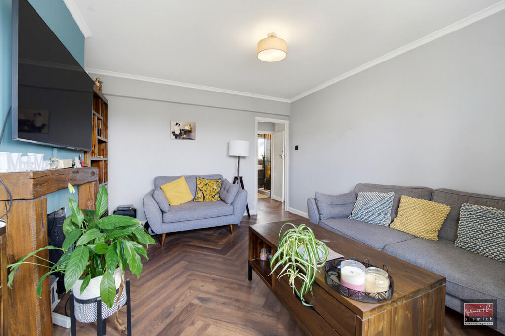 Apartment in Sunbury-on-Thames, Surrey - More