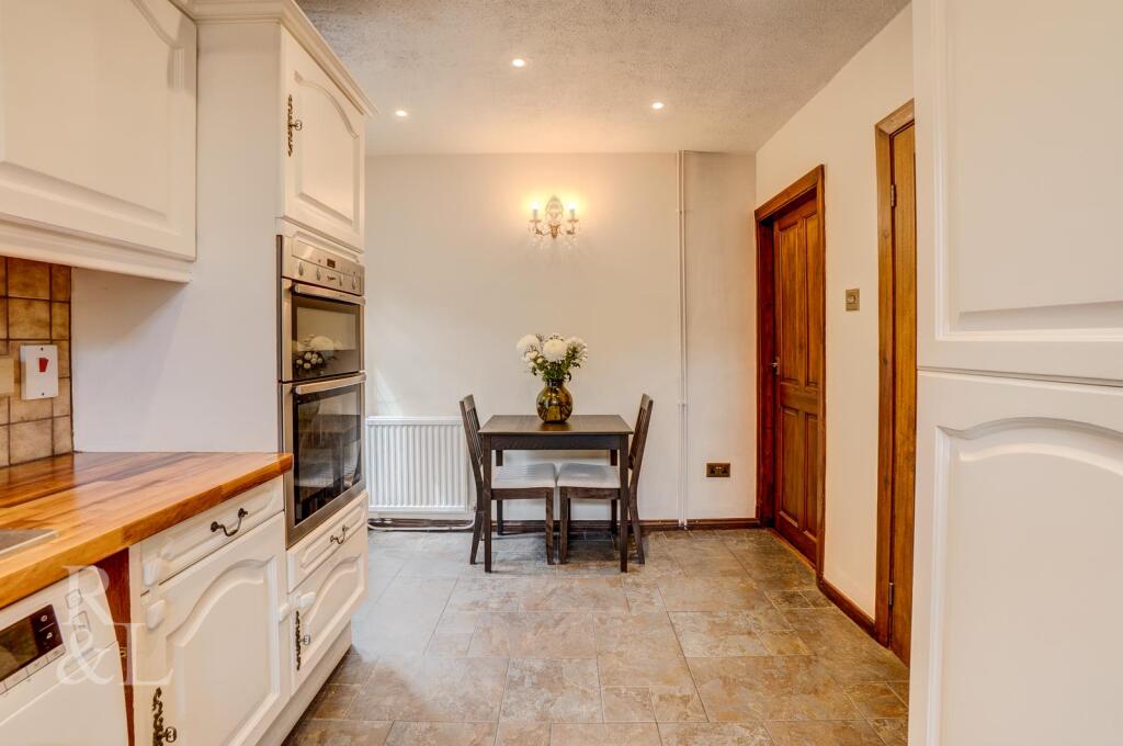 House in Rushcliffe, Nottinghamshire - More