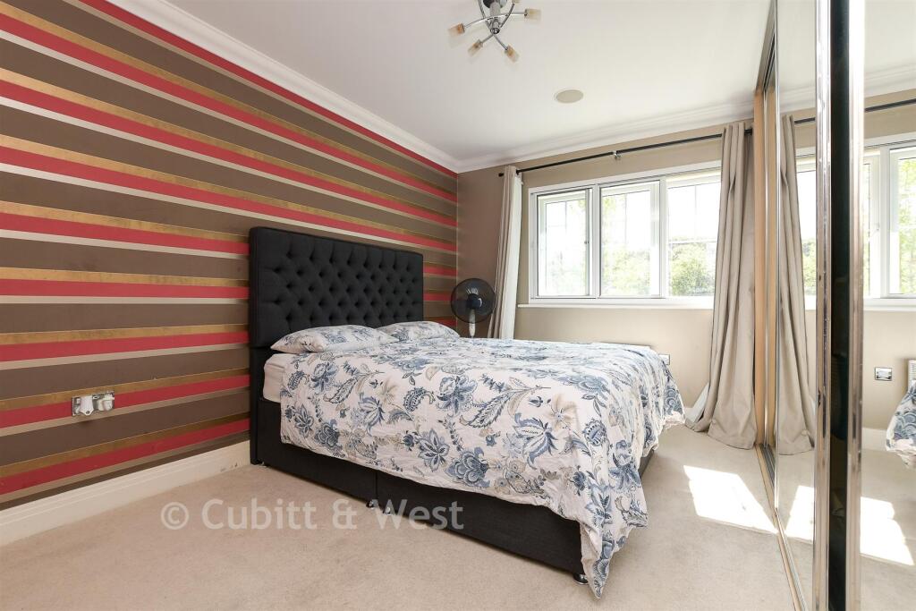 Apartment in Purley - More