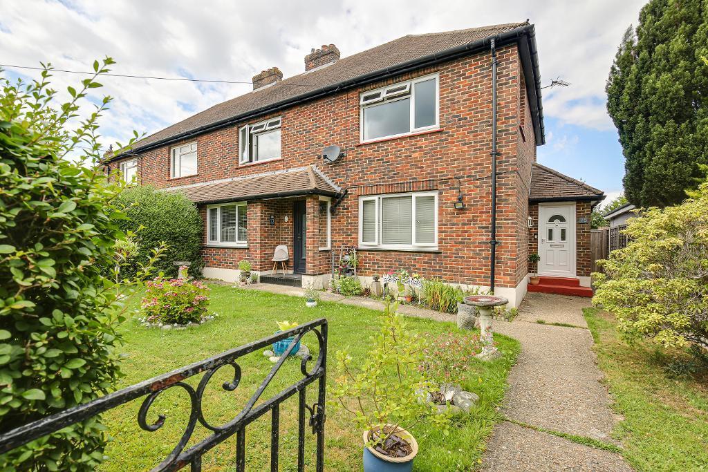 2-bed flat on Shelton Avenue, Warlingham, CR6 9NF, £340,000