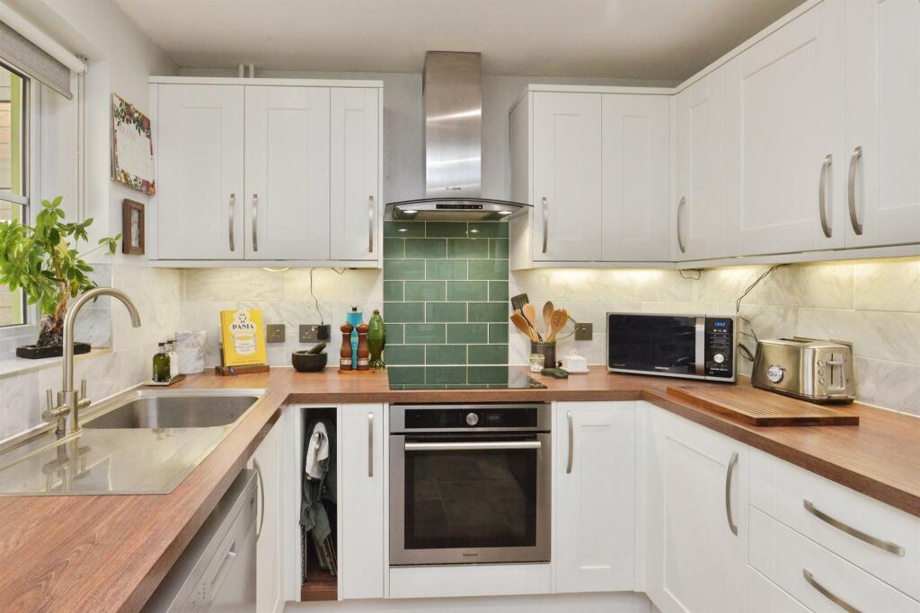 Moors Close, Deanshanger, Milton Keynes photo 4