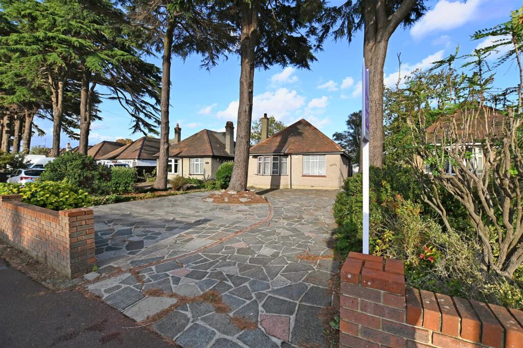 3-bed detached on Victoria Avenue, Southend-On-Sea, £375,000