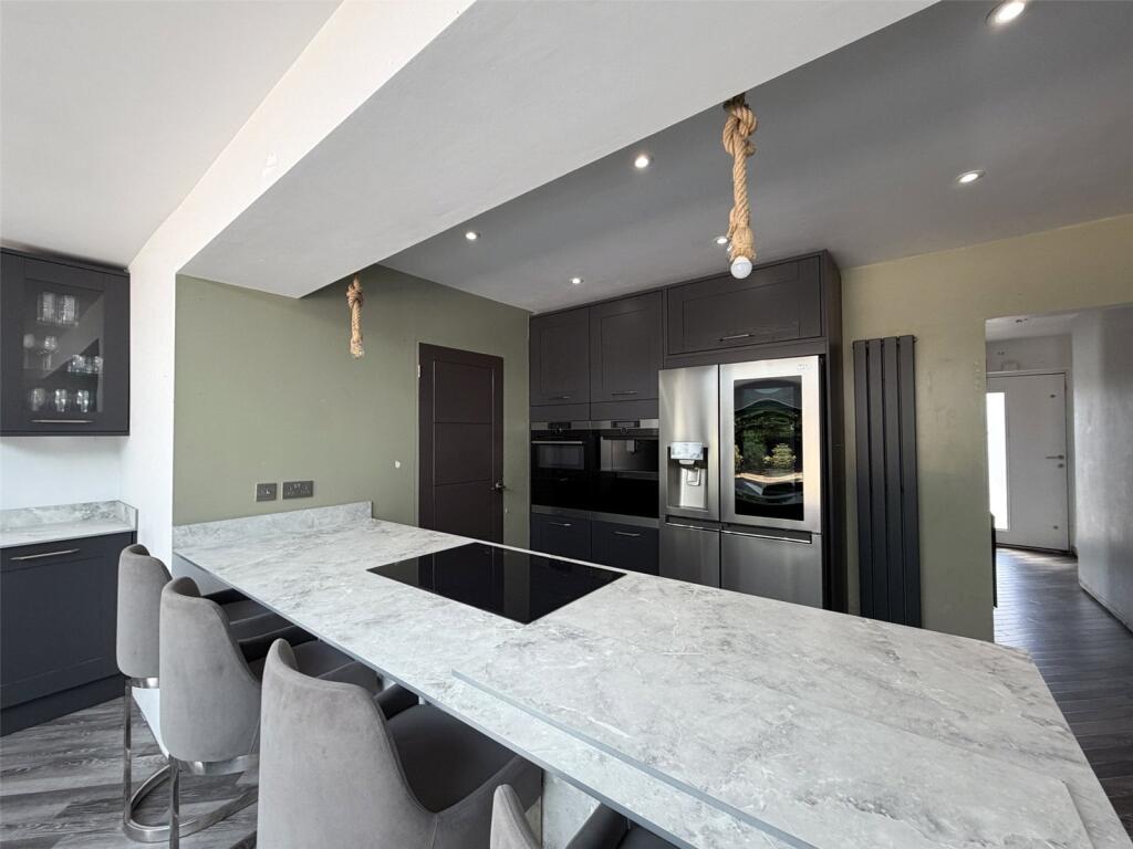 House in Kingsbury - More