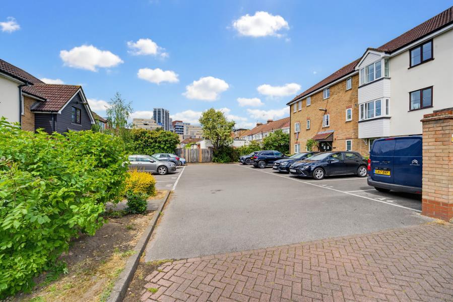 Apartment in London, London Borough of Brent - More