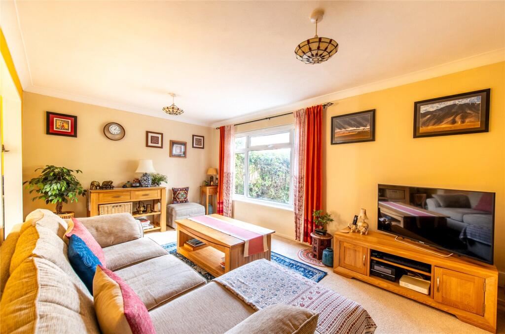 House in Dartford - More