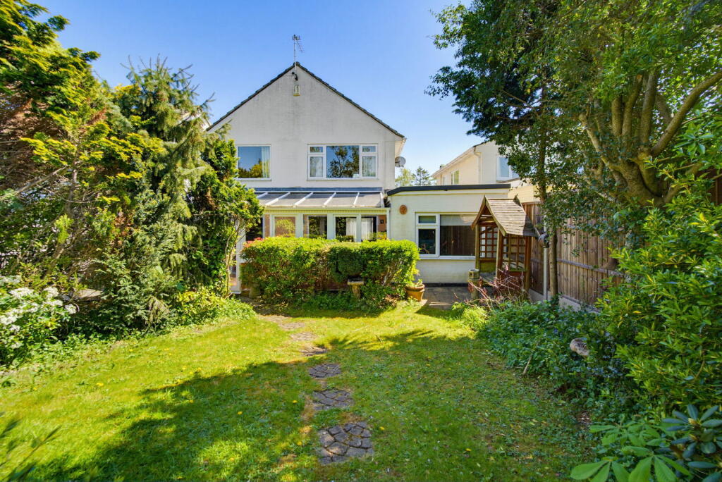 Coombe Drive, Row Town, KT15 photo 4