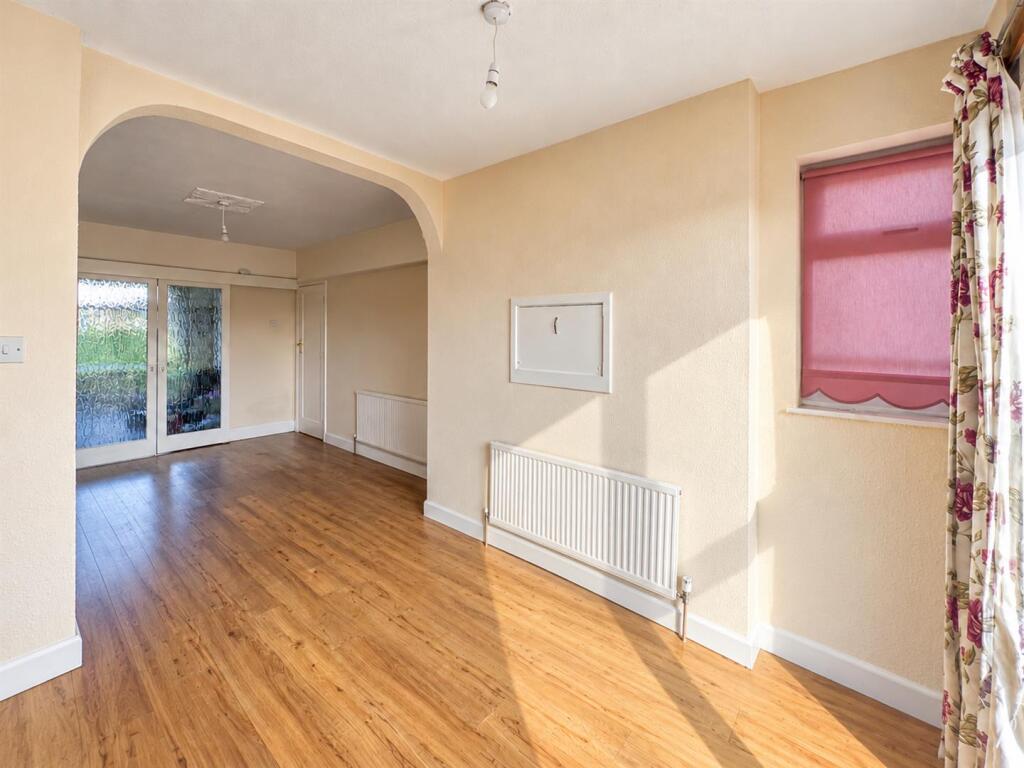 Hawksworth Avenue, Leek, ST13 5RS photo 4