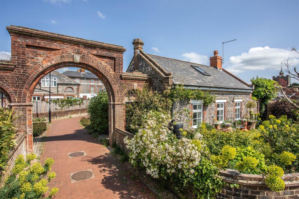 2-bed detached on Southover High Street, Lewes BN7 1HT, £750,000