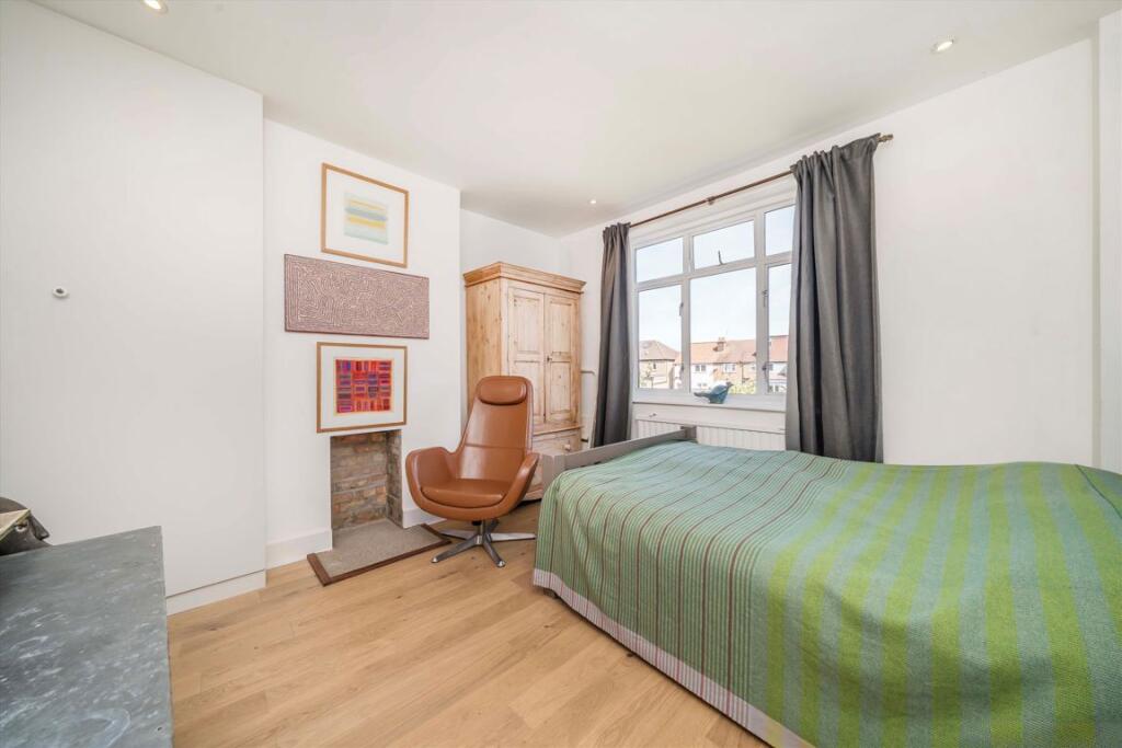 House in Kingston upon Thames - More