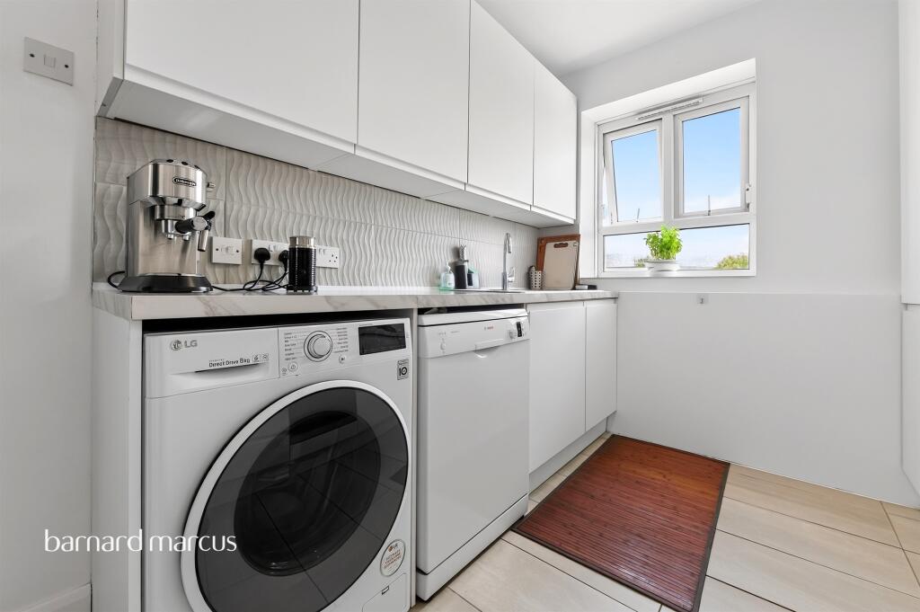 Apartment in London, Bells Gardens Estate, Peckham - More