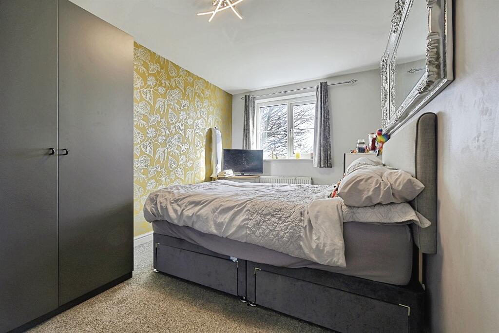 House in Calderdale, Illingworth - More