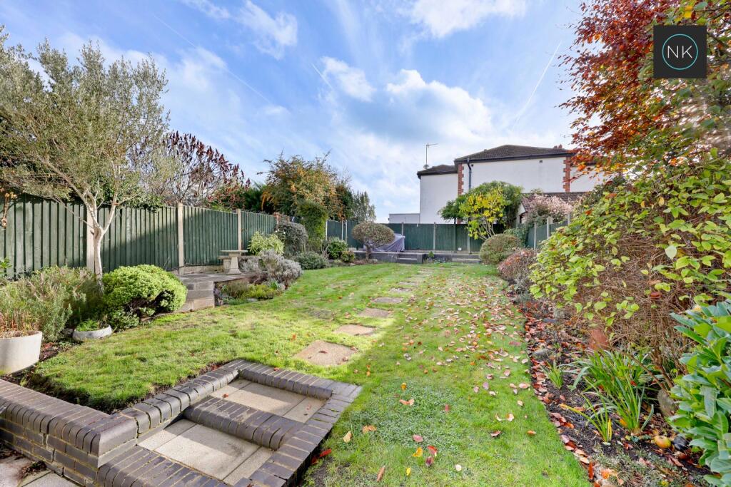 Heath Drive, Theydon Bois, Epping, Essex, CM16 7HL photo 4