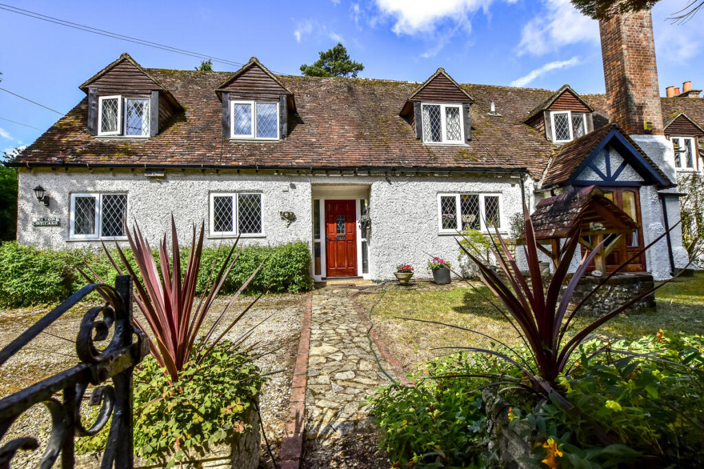 Main image of property: Mundaydean Lane Marlow, Buckinghamshire, SL7 3BU