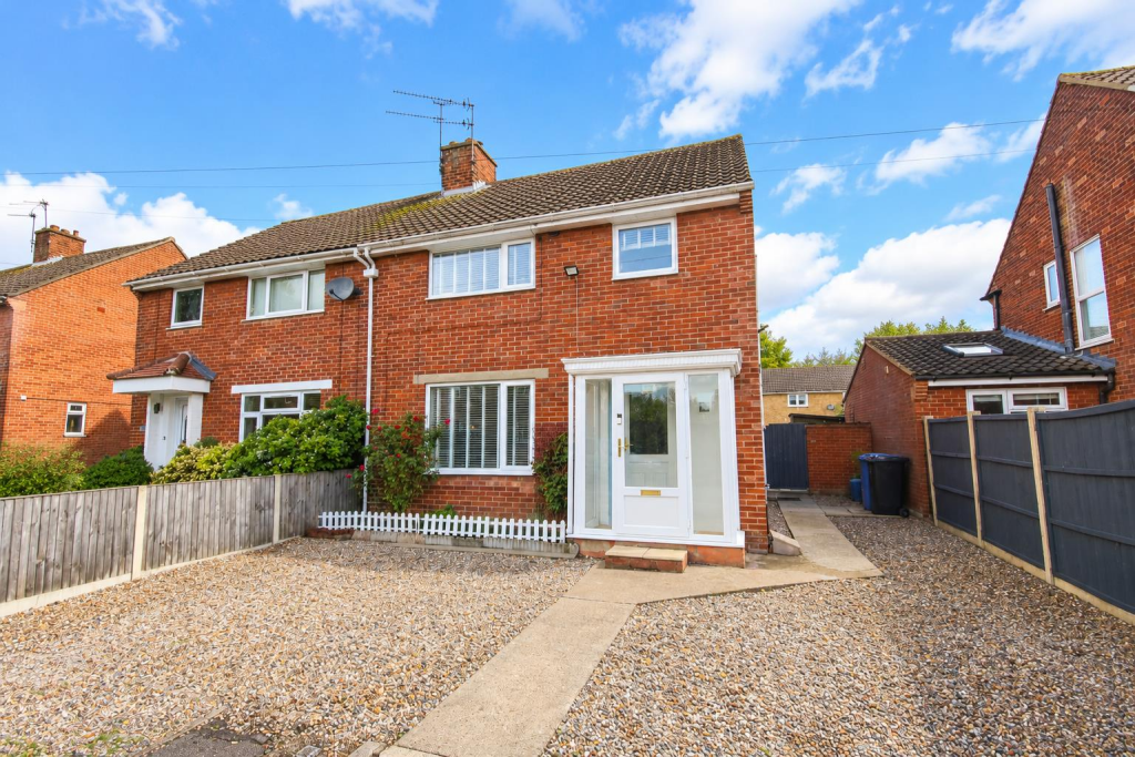 3-bed semi-detached on Knox Close, Norwich, £260,000