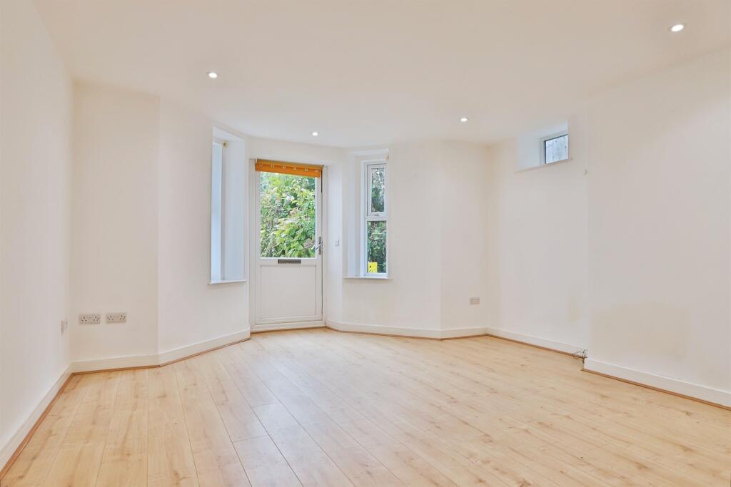 Apartment in Bournemouth, Lansdowne - View 3