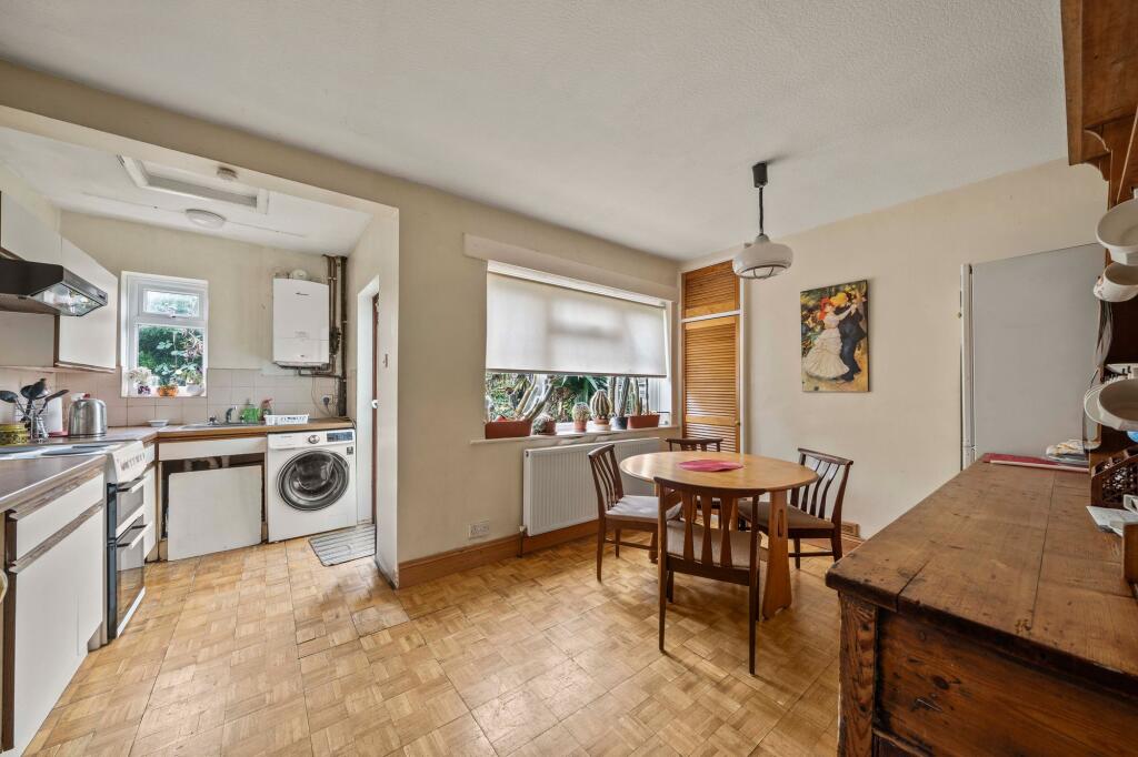 Pembury Avenue, Worcester Park, KT4 photo 4