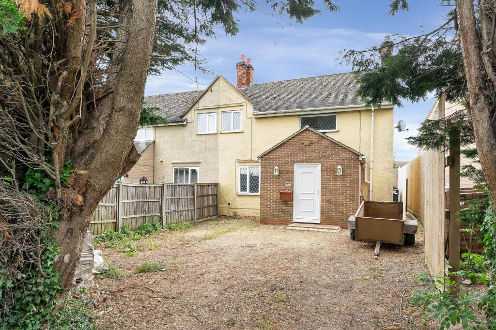 3-bed semi-detached on Toll Bar, Cottesmore, LE15, £285,000