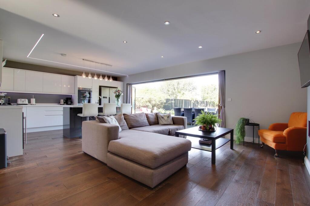 Middle Road, Tiptoe, Lymington, SO41 photo 2