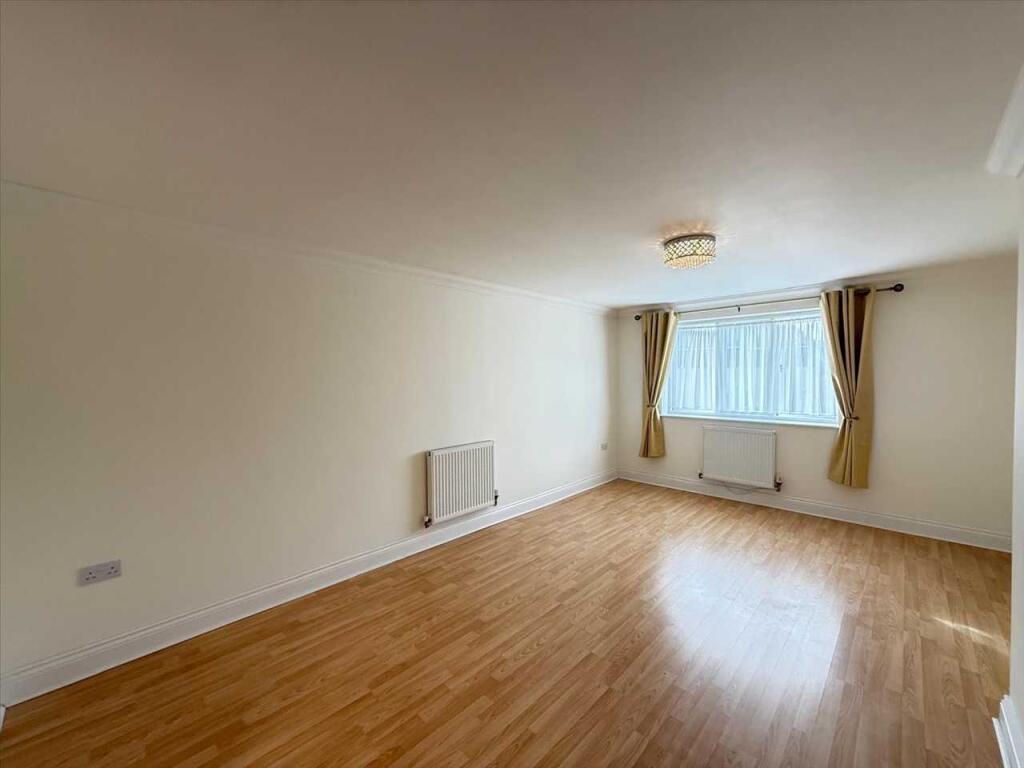 Apartment in Southend-on-Sea - More