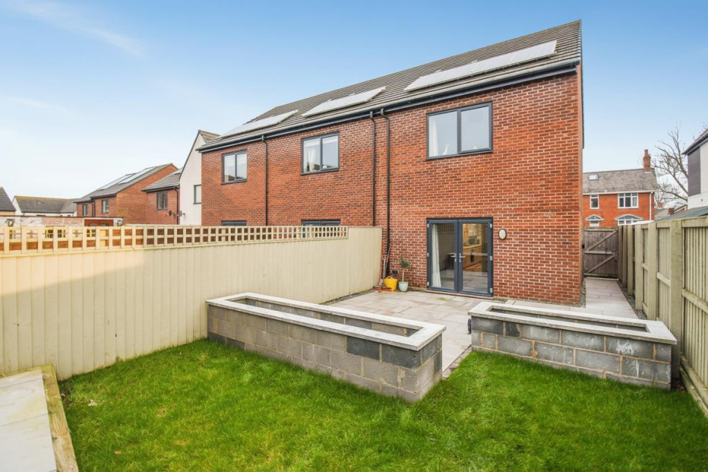 2-bed house on Plover Avenue, South Elmsall, Pontefract, £185,000