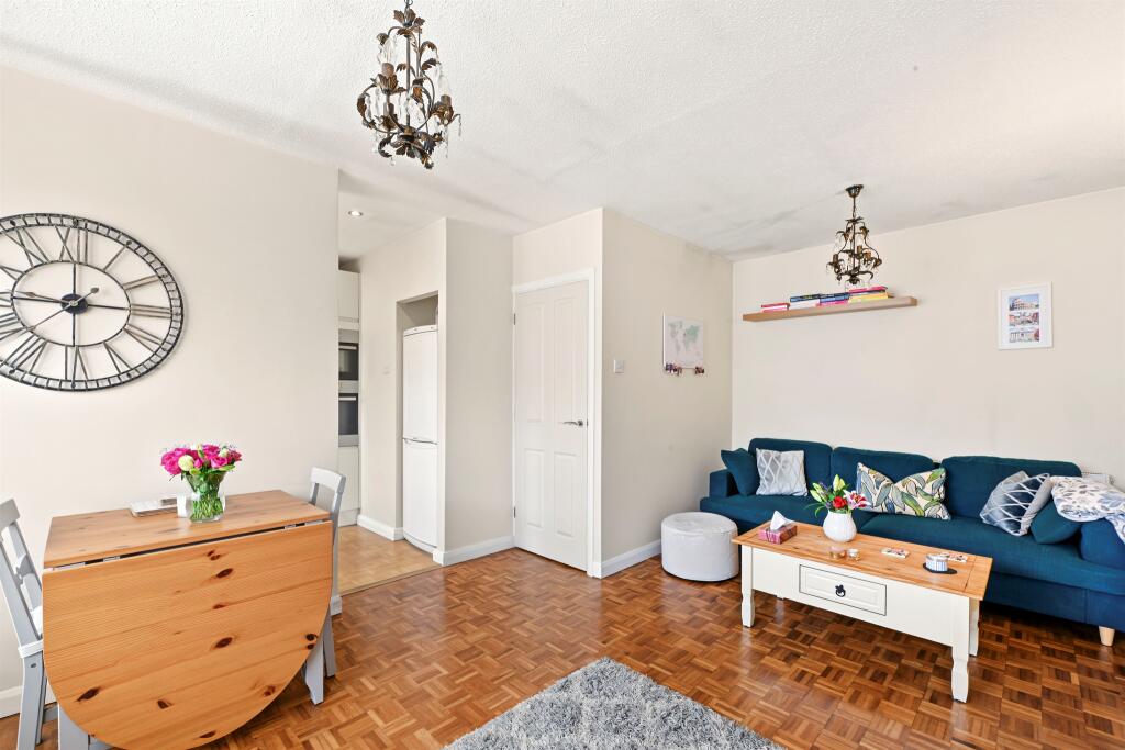 Mansard Close, Tring photo 4