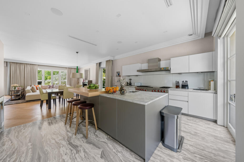 House in Runnymede, Surrey - View 5