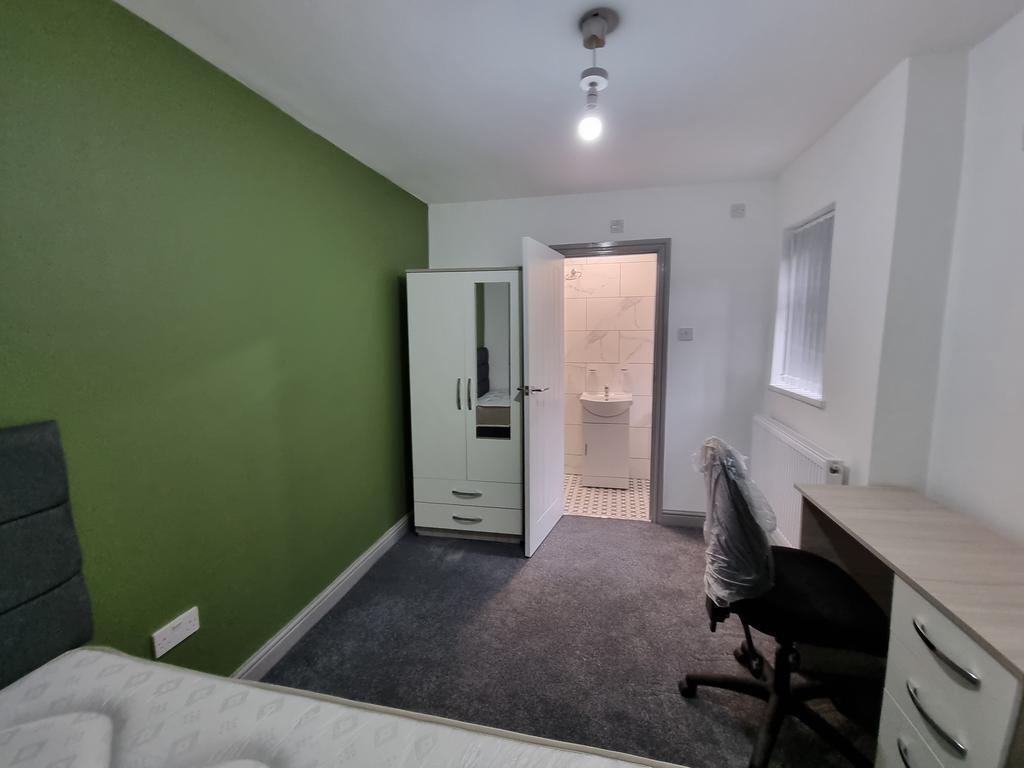 6 bedroom semi-detached house for rent