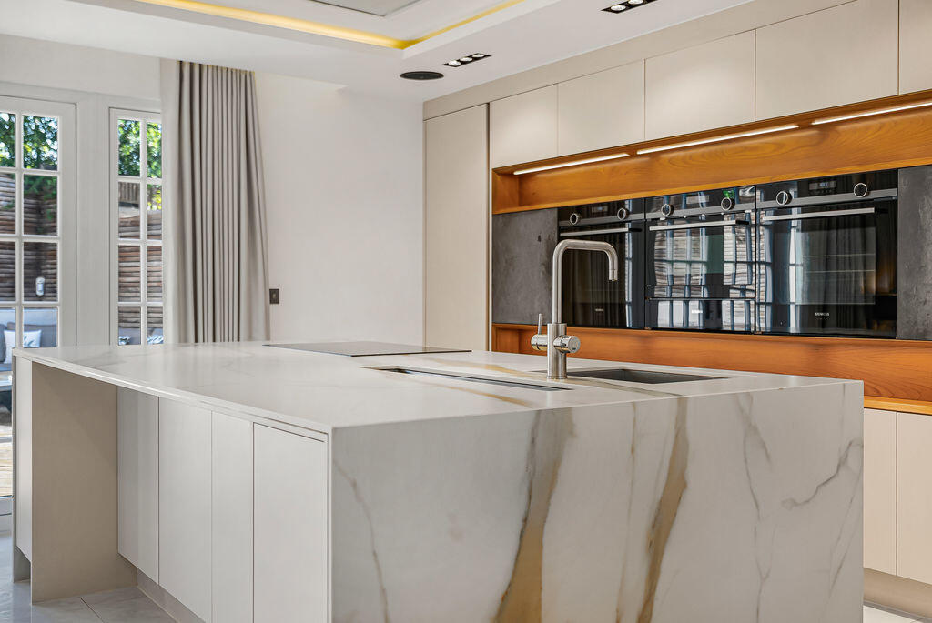 House in Hatfield, North Mymms - More