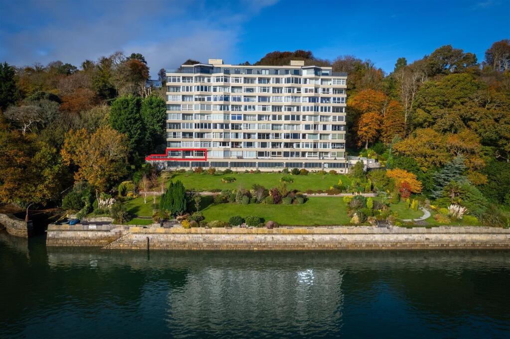 2-bed flat on Glyn Garth Court, Glyn Garth, Menai Bridge, £295,000