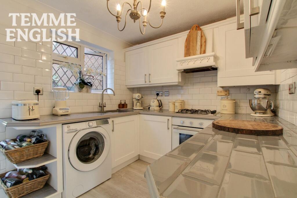 House in Southend-on-Sea - More