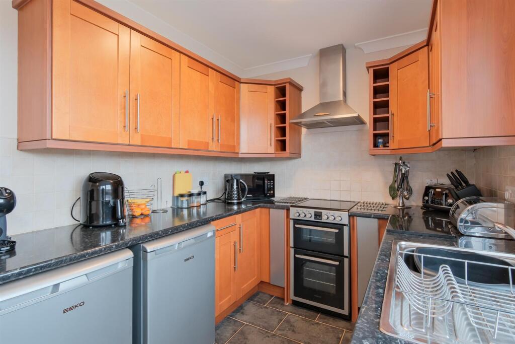 House in Shotts, Springhill - More