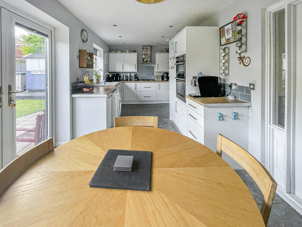 Earlsmere Drive, Morley, Leeds photo 4