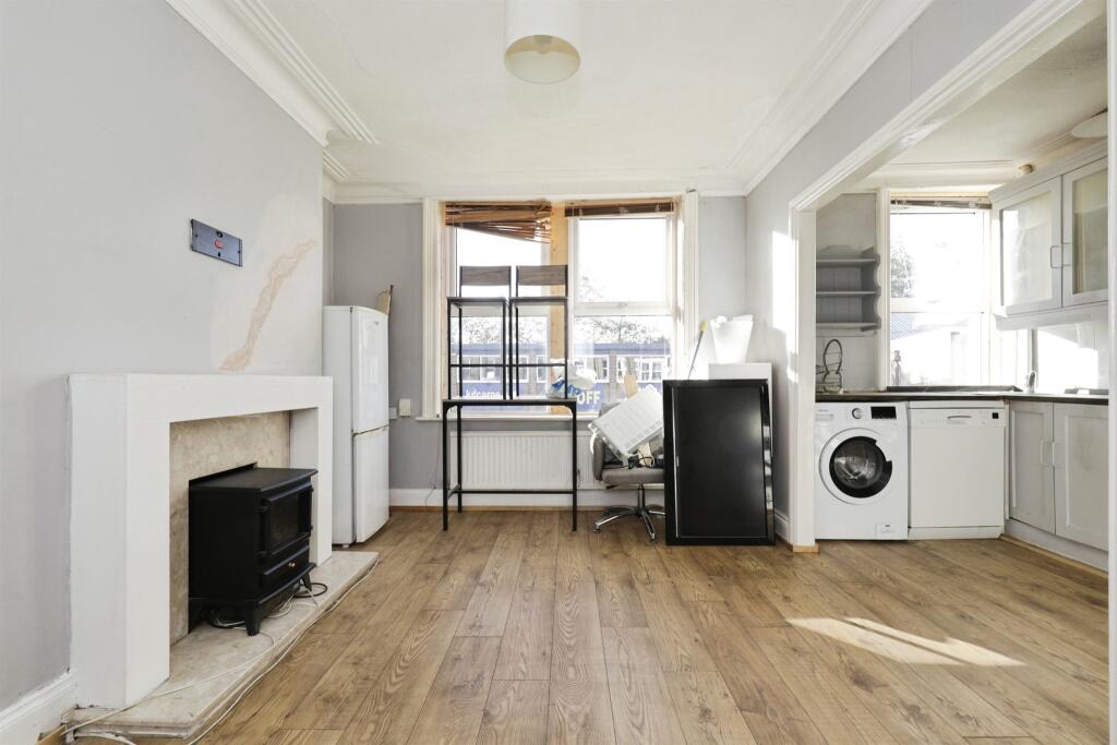 Apartment in Harrogate, Woodfield - View 5