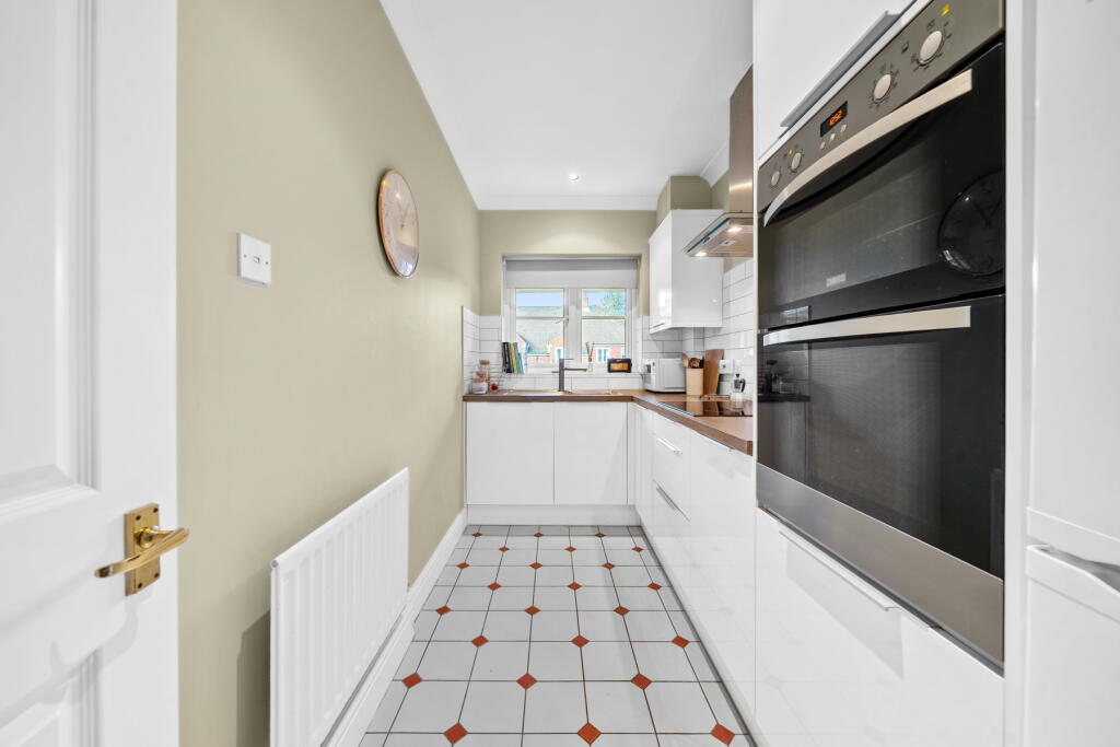 Apartment in Woking, Surrey - More