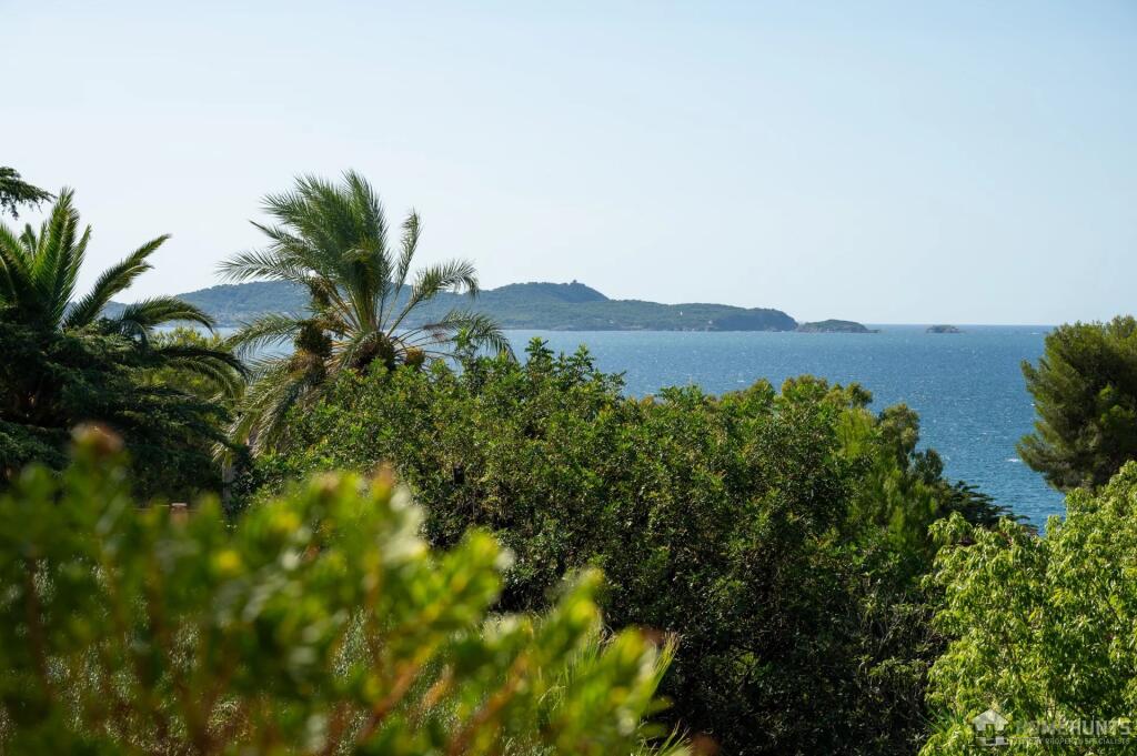 Main image of property: Provence-Alps-Cote d`Azur, Var, Carqueiranne