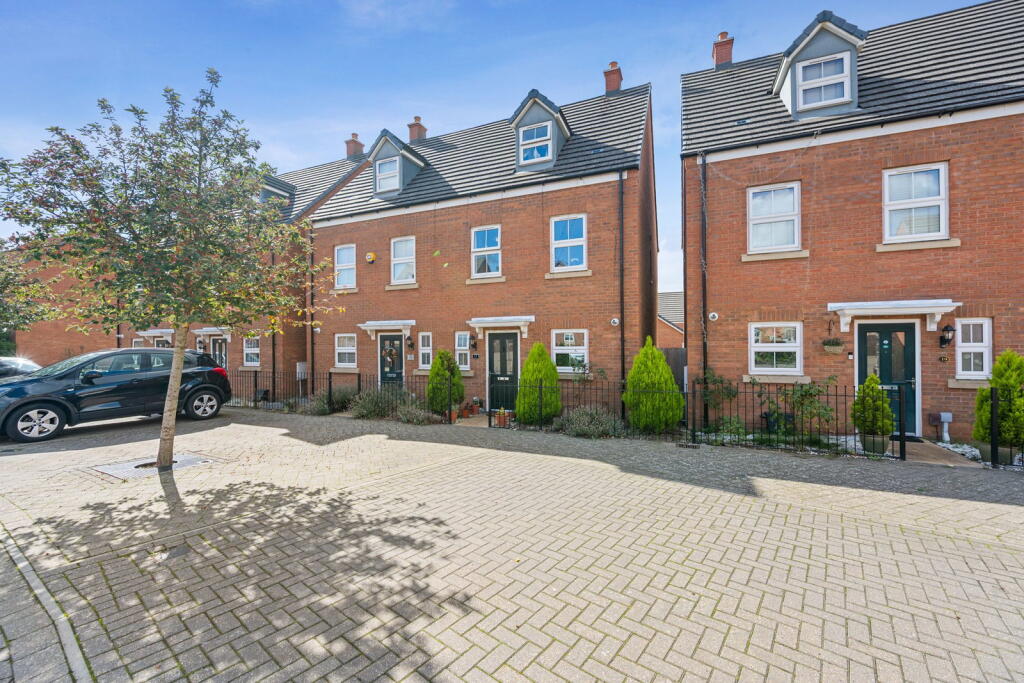 3-bed semi-detached on Foster Way, Kettering, NN15, £290,000