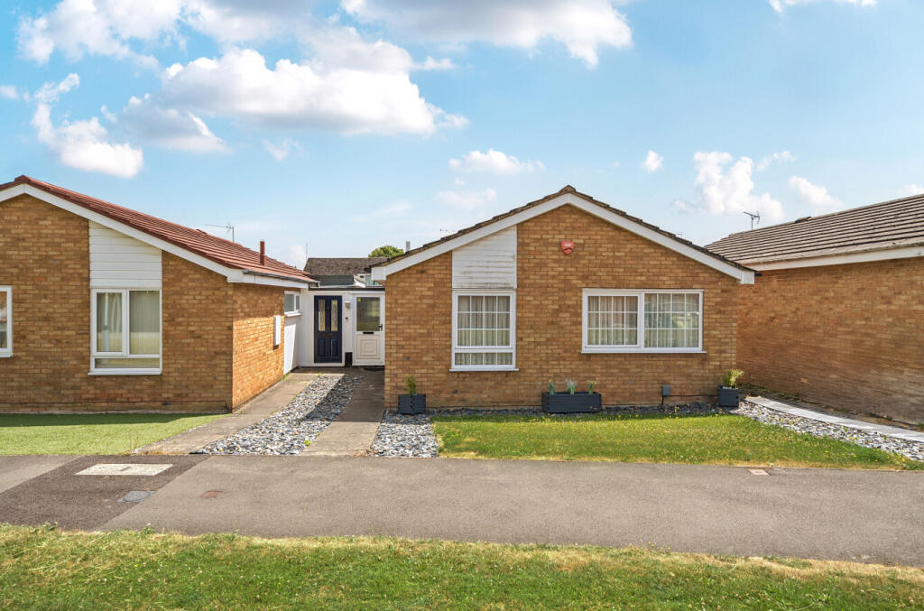 2-bed bungalow on Barleyfield Way, Houghton Regis, Dunstable, £300,000