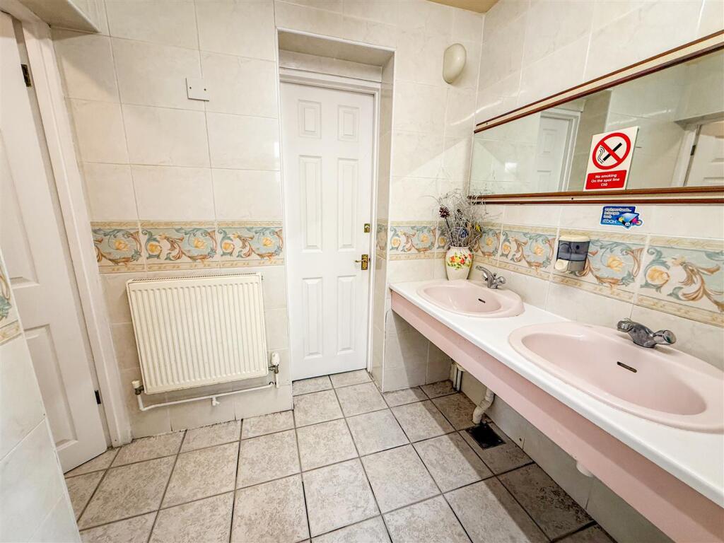 LADIES TOILET