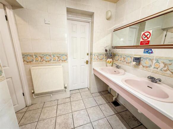 LADIES TOILET