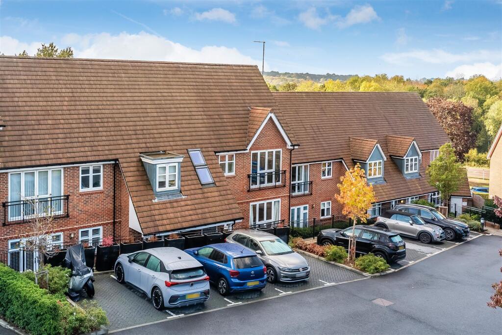 1-bed flat on Consort Drive, Leatherhead, KT22, £265,000