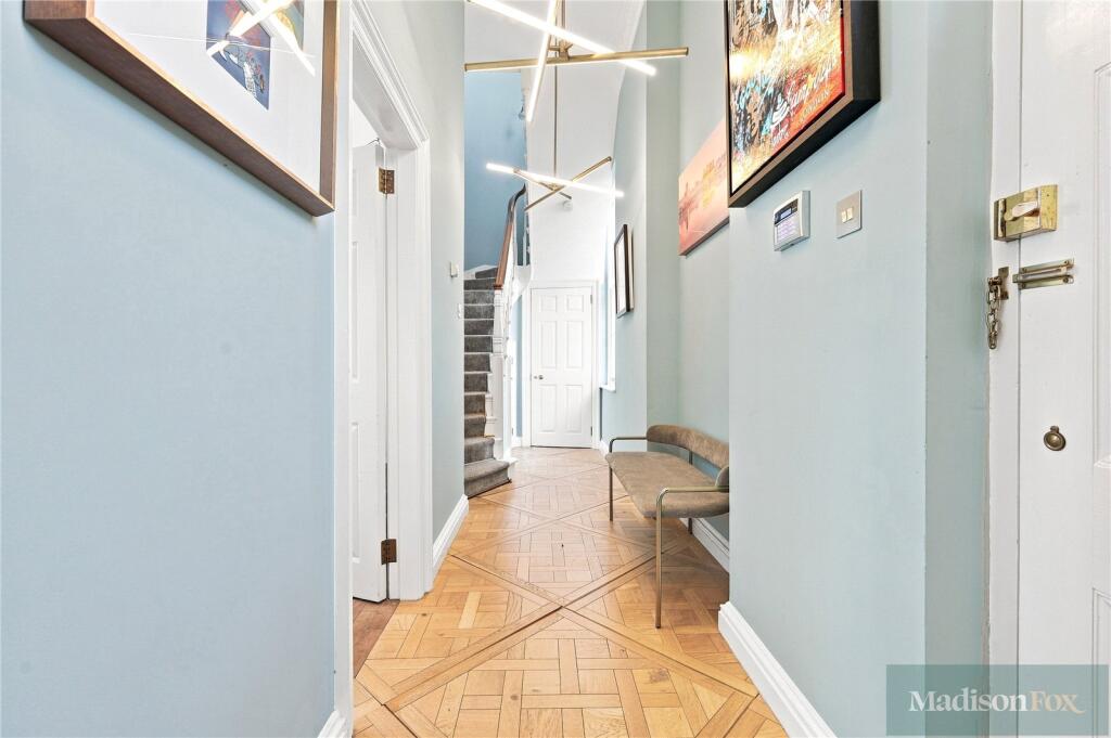 House in Chigwell, Grange Hill - View 3