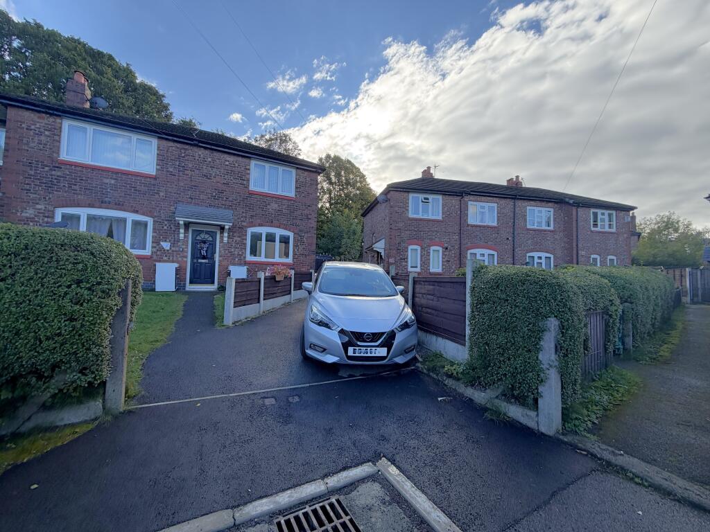 2-bed flat on Woodside Avenue, Burnage, £200,000