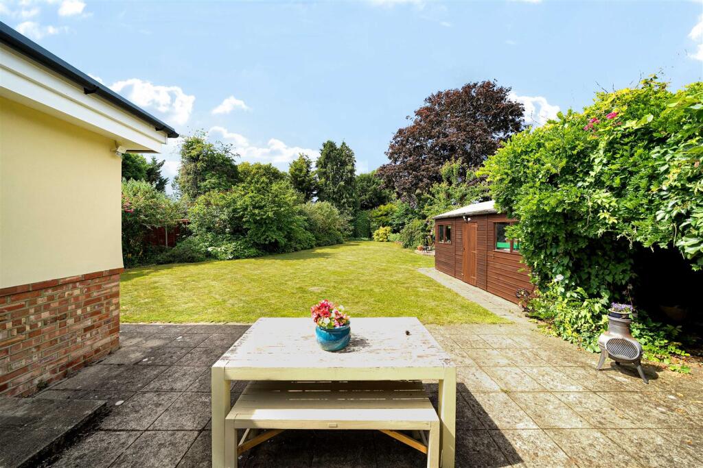 Oak Avenue, Ickenham, UB10 photo 4