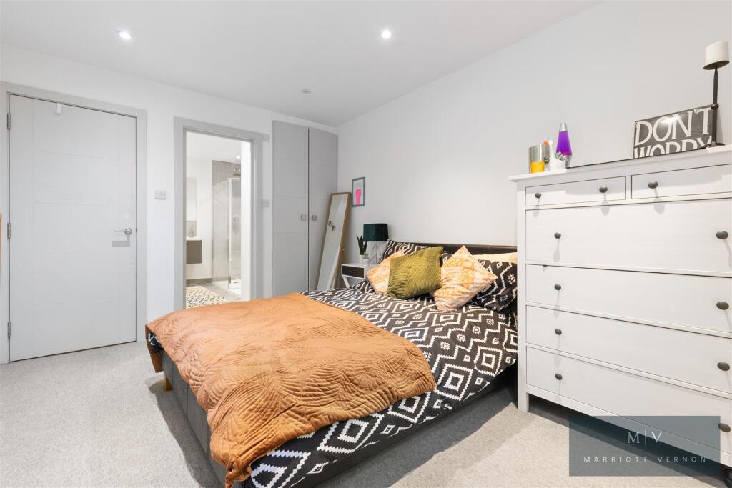 Apartment in Croydon - More